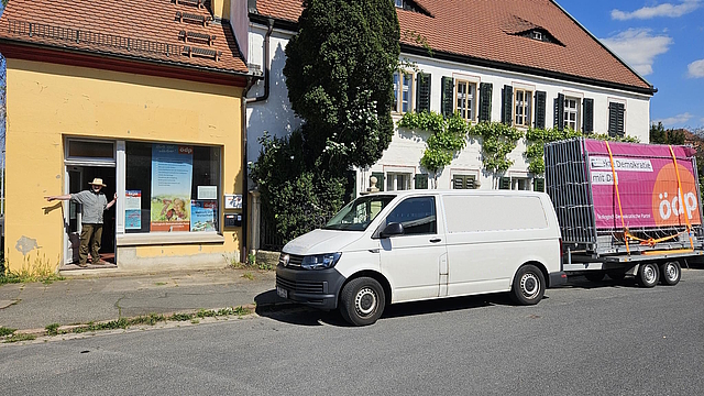 Fahrzeug mit Wahlkampfplakaten an der ÖDP Geschäftsstelle in Meißen