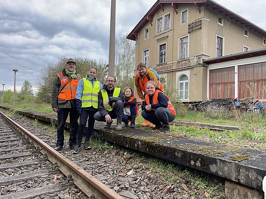 Schienenwagen mit Pflanzgut am Bahnhof Ziegenhain