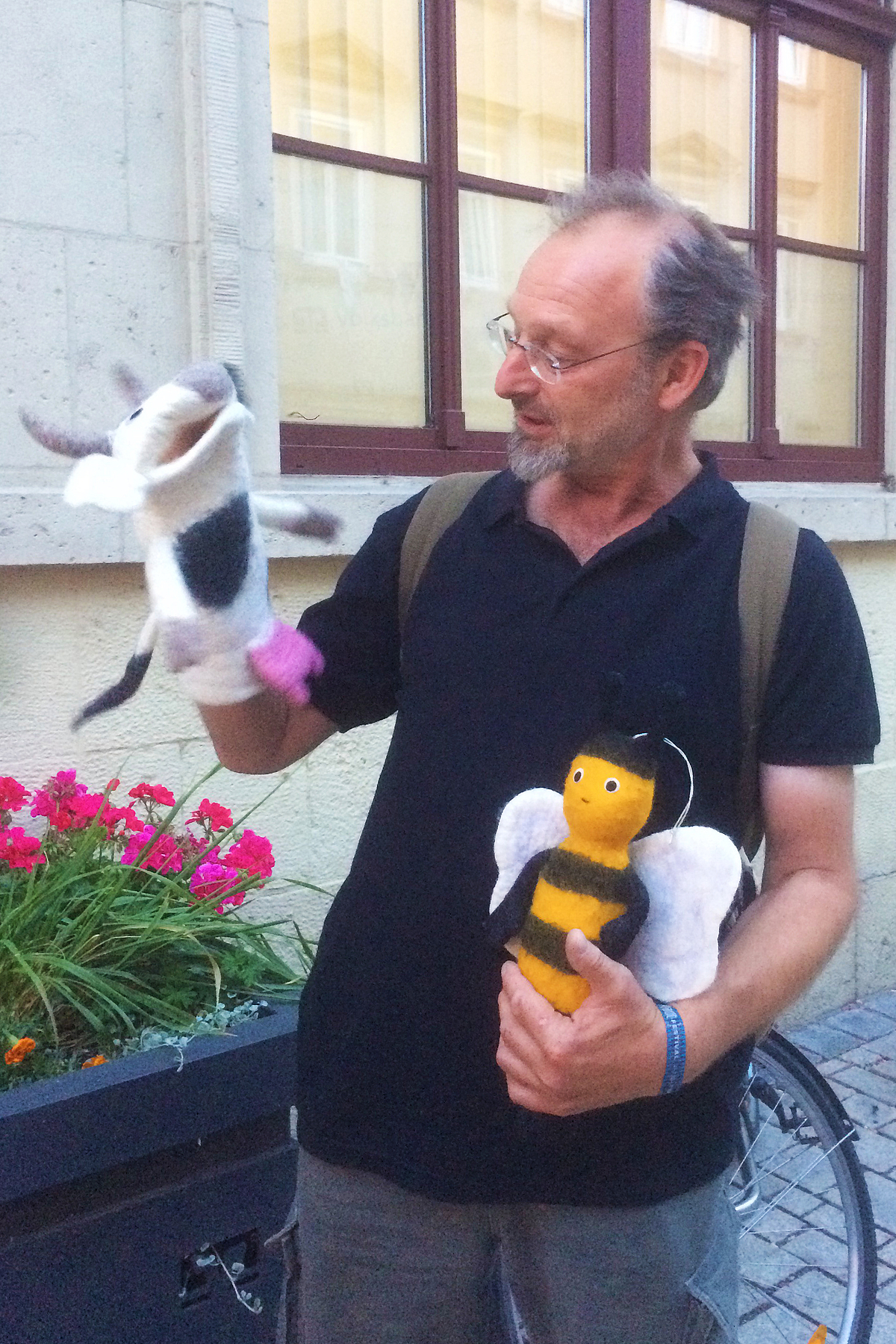 Steffen Förster mit Kuh- und Bienenhandpuppe