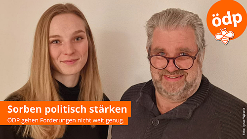 Poträt einer jungen Frau und eines Manns vor neutralem Hintergrund. Beide lächeln in die Kamera. Oben rechts ÖDP-Logo. Unten links Textfeld: "Sorben politisch stärken - ÖDP gehen Forderungen nicht weit genug."