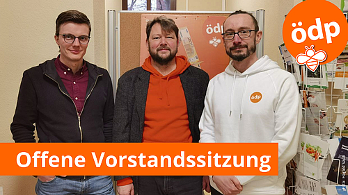 Gruppenfoto: Drei Männer stehen nebeneinander und lächeln in die Kamera. Oben rechts das ÖDP-Logo. Unten linkt über dem Foto die Worte "Offene Vorstandssitzung"