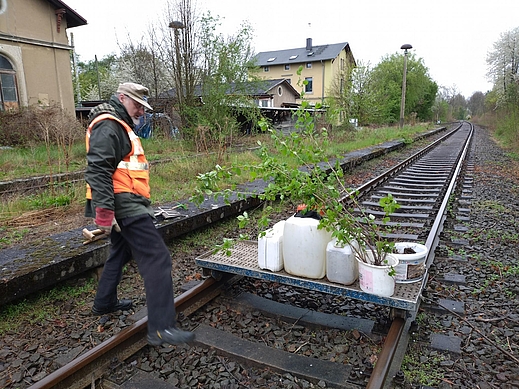 Gruppe von Personen am Bahnhof Ziegenhain