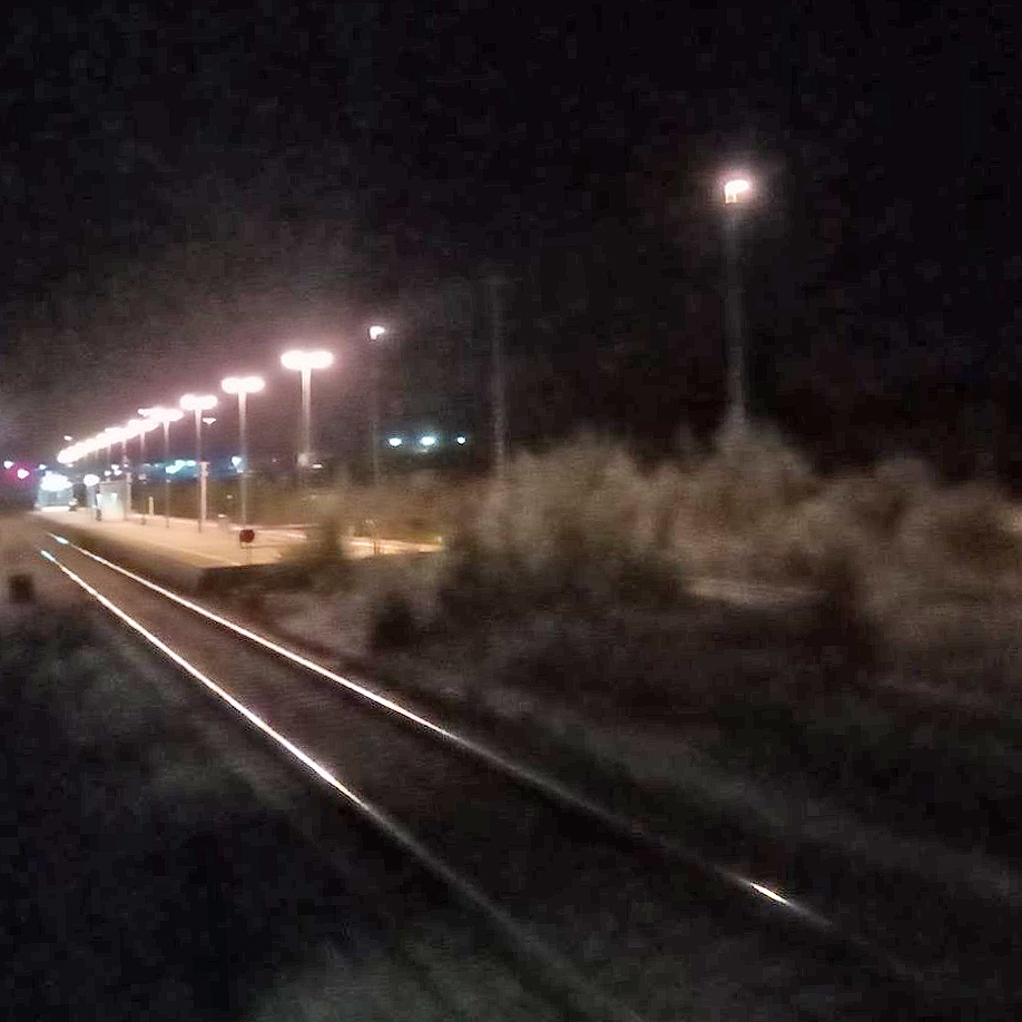 Bahnhofseinfahrt bei Nacht